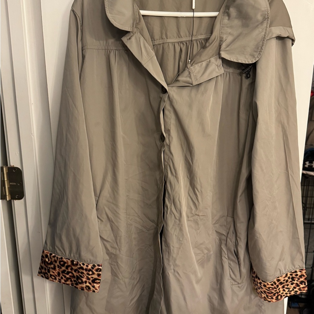 Chic Beige Trench Coat with Leopard Cuffs